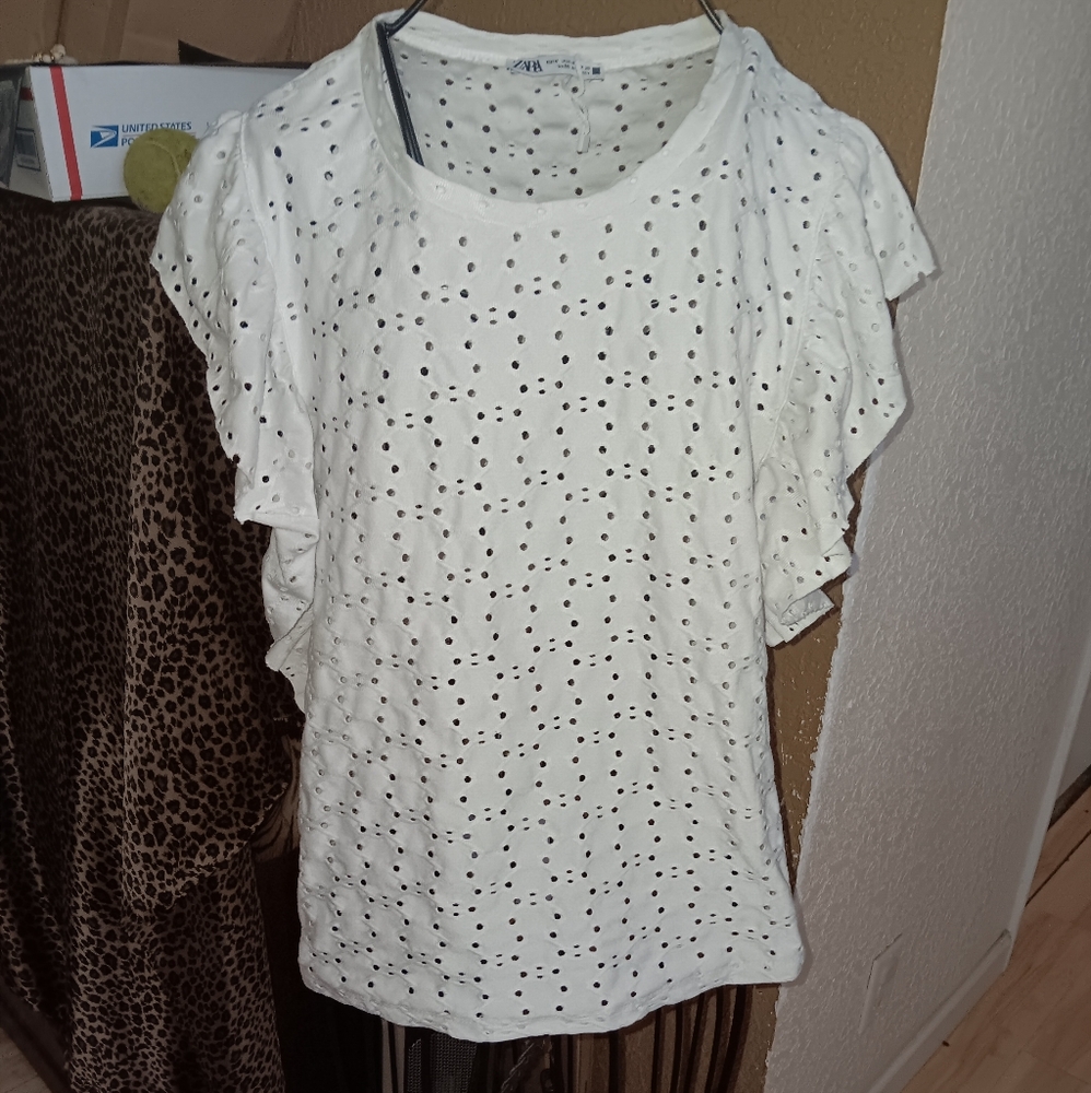 ZARA EUC White Eyelet Top SZ M poly elastine blend so had stretch